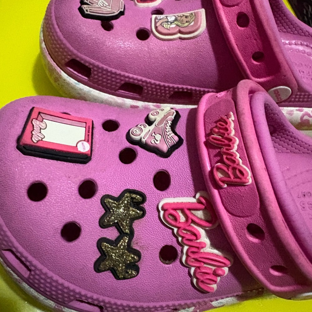 Barbie Pink Kids Crocs with Barbie Giblets - Picture 2 of 7